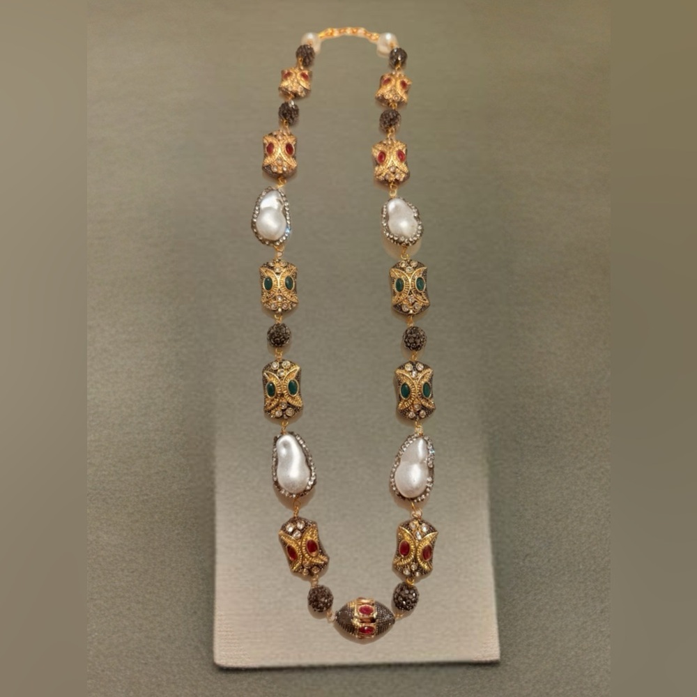 Elegant Gold and Pearl Necklace